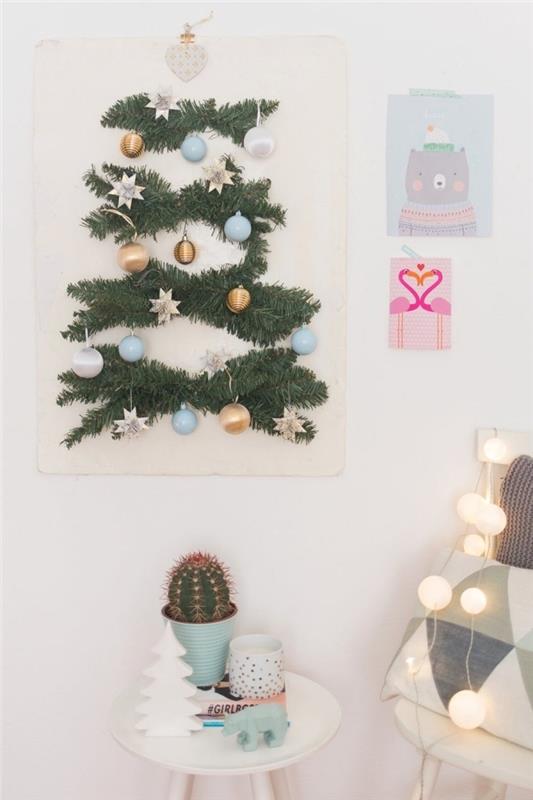 Noel ağacı duvarına bağbozumu poster tarzında monte edilmiş, duvara yapıştırılmış ve Noel topları ile süslenmiş yapay köknar dallarından yapılmış