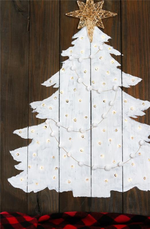 Noel ağacı görüntüsü, bir palet üzerine boyanmış Noel ağacı, altın iplik yıldızı, ponpon çelenk, küçük yerleştirilmiş lambalar