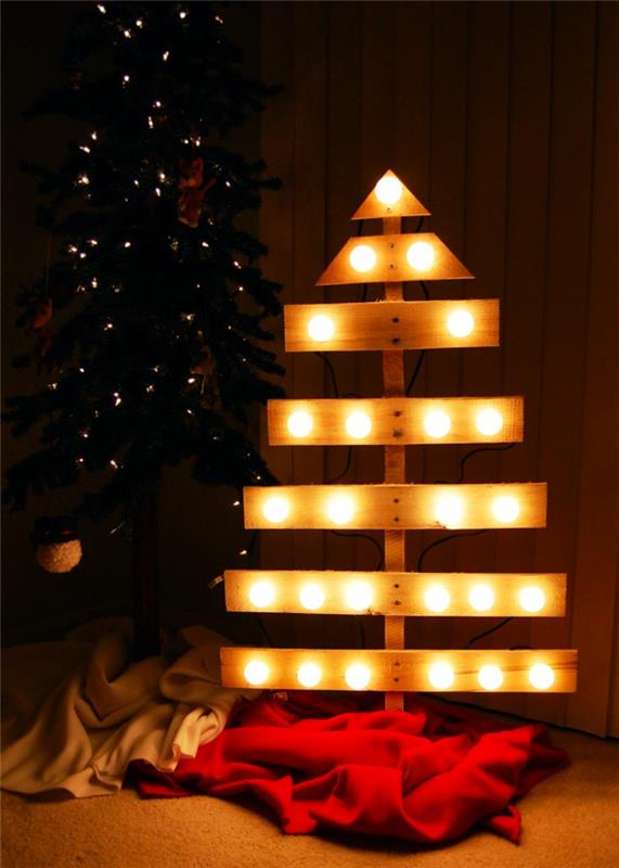 ampuller ile ışıklı tahta ağaç, kırmızı ekose, kendin yapmak için orijinal Noel ağacı