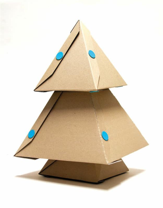 originali Kalėdų eglutė, trys viena ant kitos esančios piramidės, sudarančios kartoninę eglutę