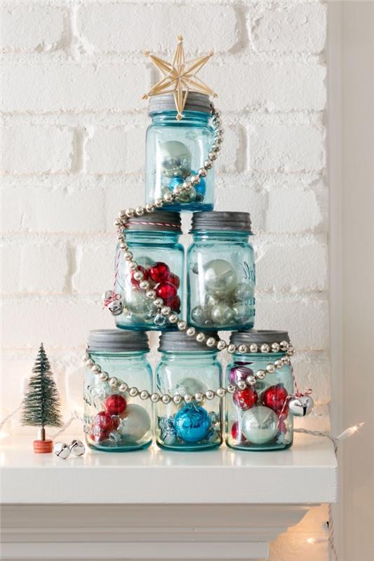 Klasik Noel ağacına özgün bir alternatif, orijinal bir Noel ağacı oluşturmak için üst üste dizilmiş mavi renkli cam kavanozlar