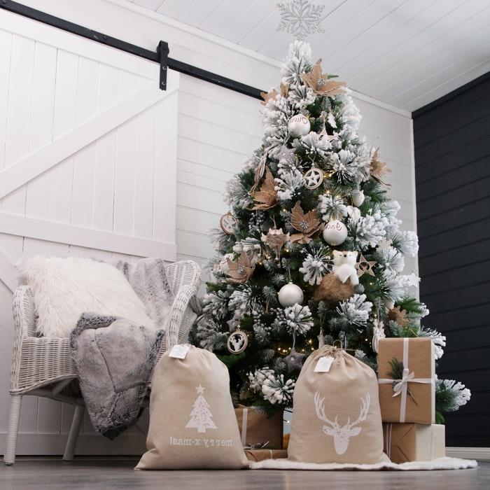 gümüş ve beyaz süslemeli rustik Noel ağacı dekorasyon fikri, bej ve beyaz koza dekorasyonu