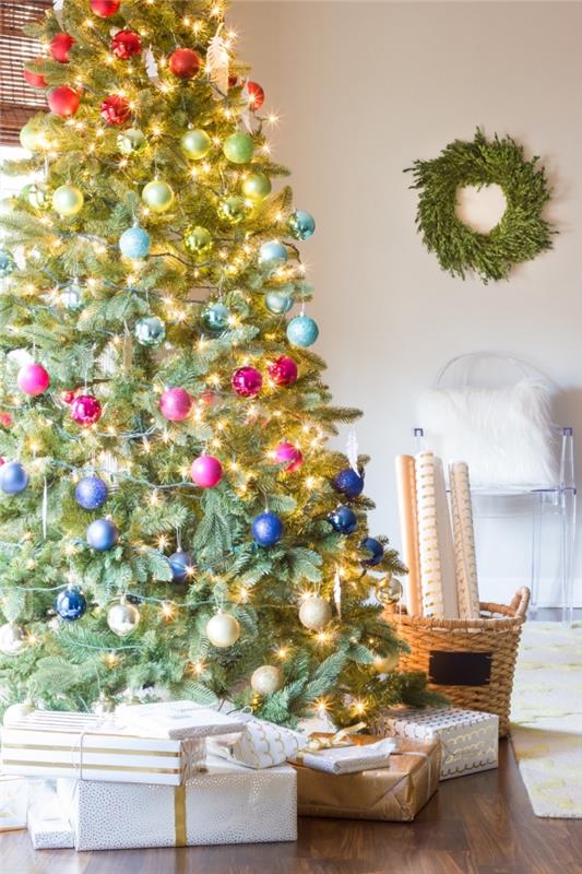 çeşitli renklerde toplar ve bir dizi led lamba ile gökkuşağı efekti ile süslenmiş resim Noel ağacı