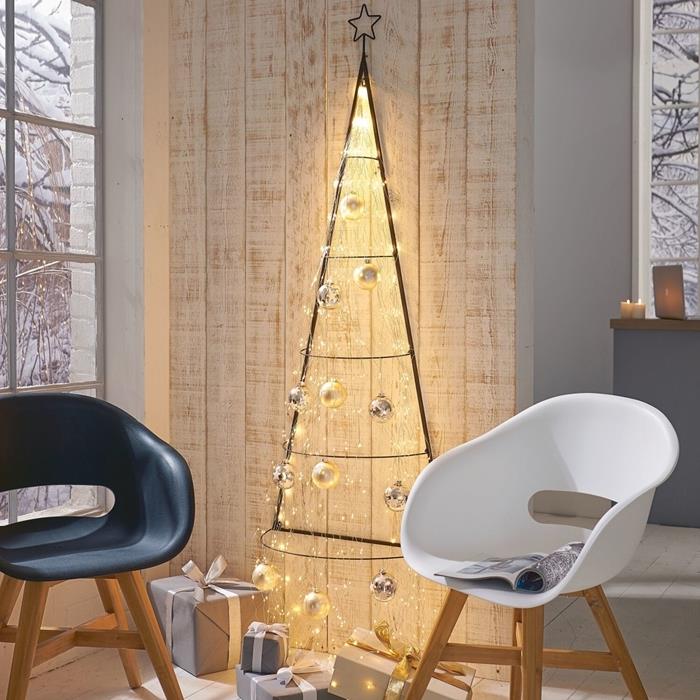 Noel ağacı diy ahşap ve beyaz sandalye siyah sandalye Noel ağacı diy Noel topları gümüş ve altın