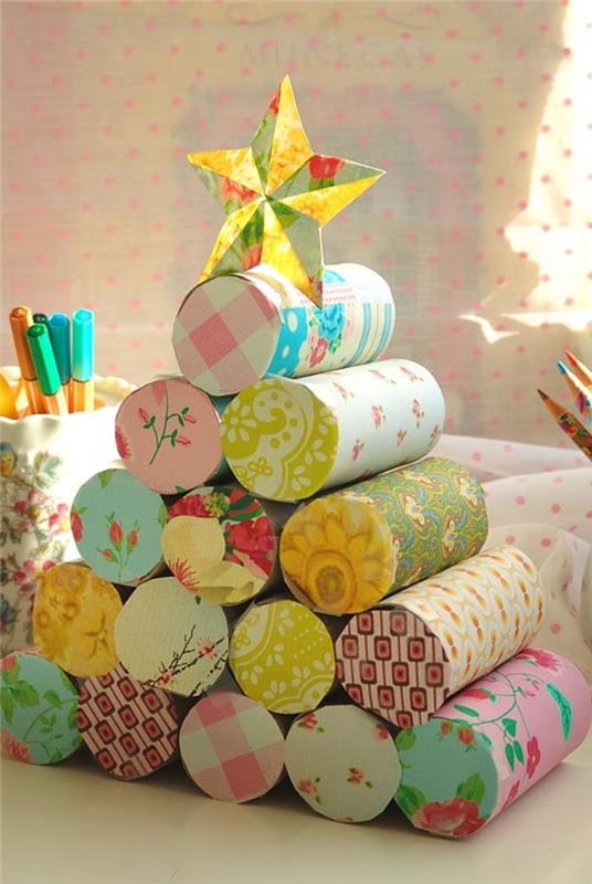 kartono eglutės Kalėdų amatų idėja, kurią galima pagaminti iš tualetinio popieriaus ritinėlių, papuoštų popieriaus laužu