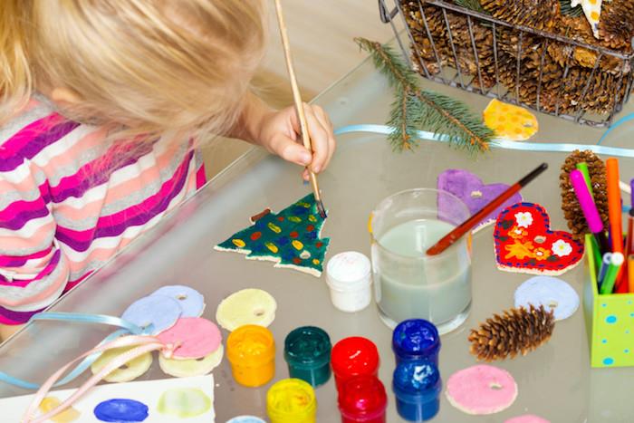 Kalėdinis papuošimas fimo pasta, fimo eglutė su kalėdinių rutuliukų piešimu spalvingais dažais