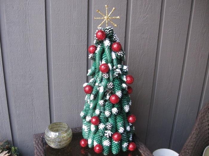 kolay Noel dekorasyonu çam kozalakları, yeşil renkli çam kozalakları olan bir Noel ağacı yapın, Noel için manuel aktivite