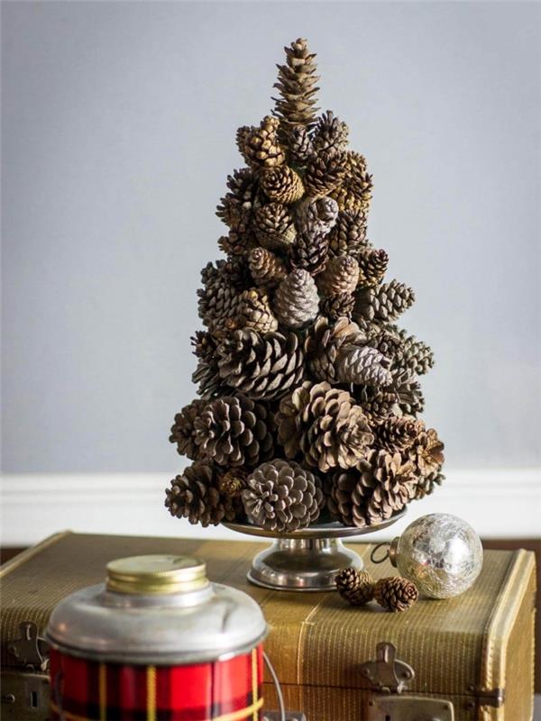 enostavna božična ideja DIY, božično drevo DIY iz borovih storžkov, lepljenih na kovinsko oporo, enostavna ideja za božično okrasitev