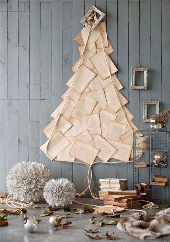 Bir ağaç şeklinde duvara yapıştırılmış eski kitap sayfalarıyla yapılan sıradışı Noel ağacı dekorasyon fikri, eski kağıt ve gri ahşap arka plan üzerinde çerçeveler ile vintage Noel dekorasyonu