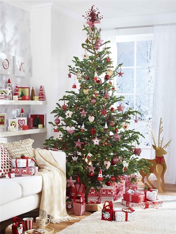 Kalėdų eglutė raudona ir balta sofa balti languoti pakraščiai figūrėlės elnių lentynos papuošalai pagalvėlė