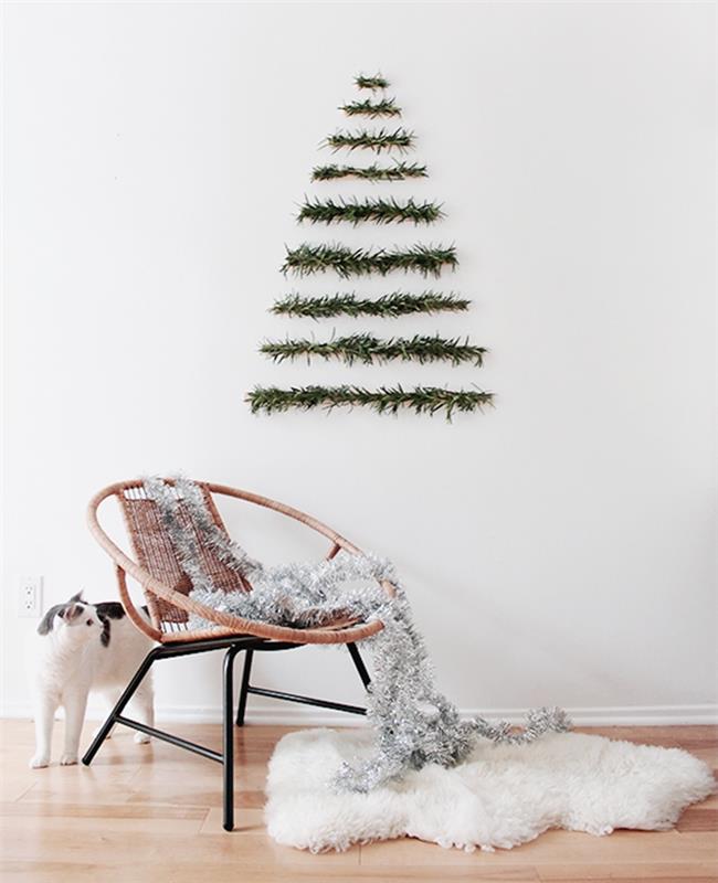 Noel ağacı asılı sandalye ahşap zemin suni kürk halı Noel yeşil çelenk duvara asılı