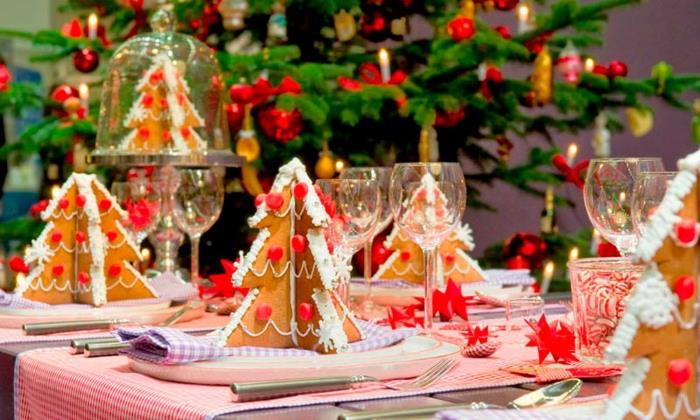 gražūs dekoratyviniai medžiai sulankstytame kartone, rausvi stalviršiai, stiklinės vyno taurės, didelė Kalėdų eglutė