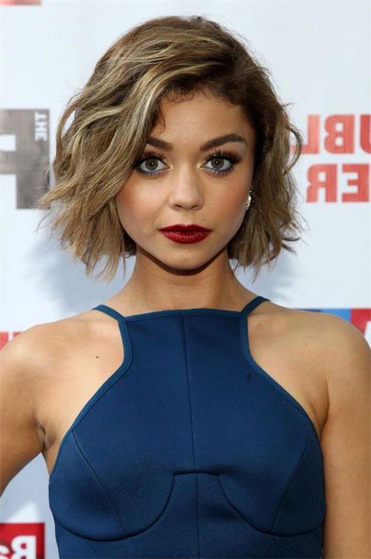 sarah hyland in njen videz rdeče preproge, temno modra obleka, asimetrični valovit bob, blondinki