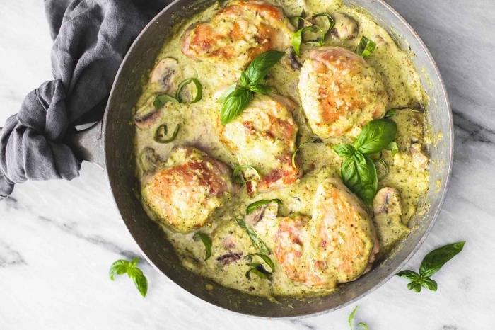 vakaro su draugais idėja, itališko maisto gaminimo receptas su kepta vištiena pesto padaže ir baltais grybais