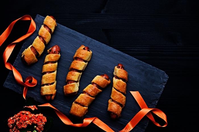 pizza hamuru şeritleri ile kaplı cadılar bayramı mumya sosisleri, kolay ve hızlı cadılar bayramı tarifi
