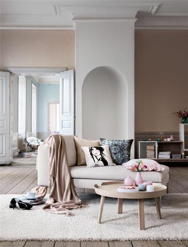 lašišos spalvos gyvenamajame kambaryje-smėlio spalvos kilimas-parketas-grindys-kavos staliukas-šviesaus medžio
