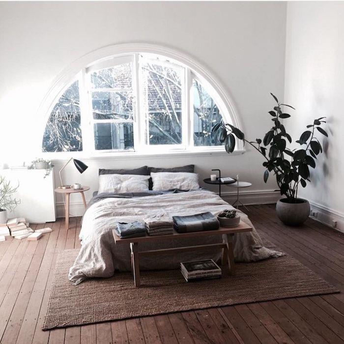 Ideali spalva suaugusiųjų miegamajam prašmatni antis mėlyna miegamojo interjero apdaila rudas kilimas baltas miegamasis žalias augalas