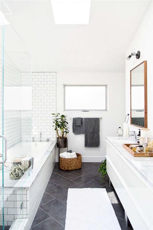 Bele ploščice okoli kad, belo in leseno kopalniško pohištvo ikea, trendi leta 2019, shranjevanje košara