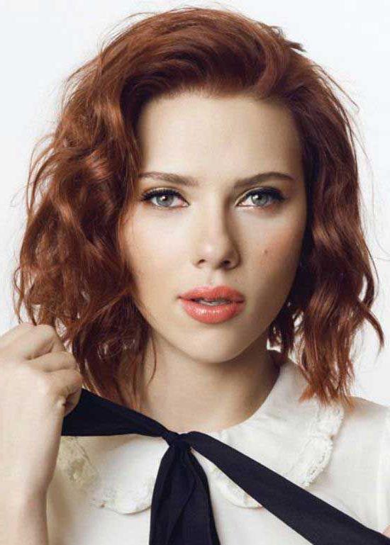 model frizure scarlett johanson, kratka kvadratna frizura na rdečih laseh, ideja o starinski pričeski