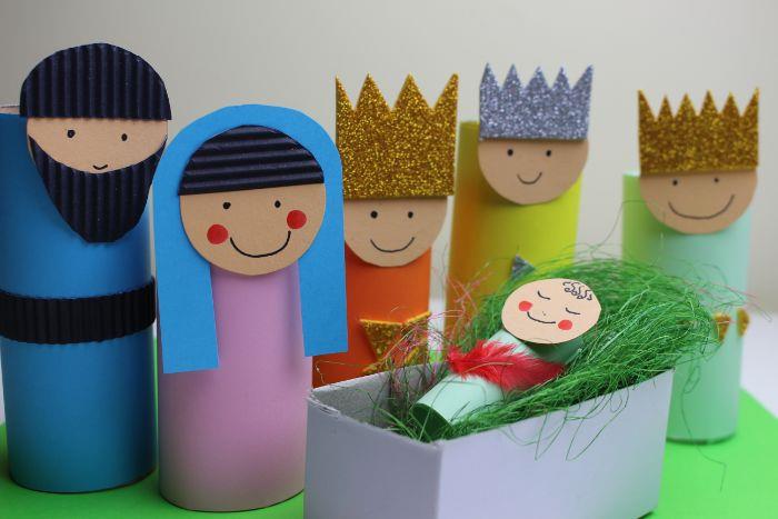 Kalėdų scena su trimis išmintingais vyrais Jėzaus gimimu idėja, kaip lengvai rankiniu būdu atlikti tualetinį popierių mažiesiems