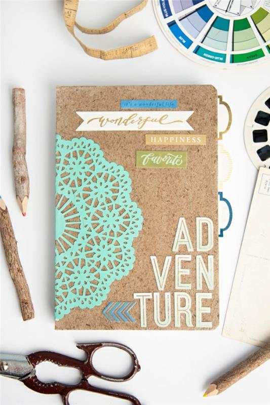 scrapbooking-diario-fai-da-te-vacanze-matite-legno-forbici-decorazioni-pizzo-scritte-idea-creativa