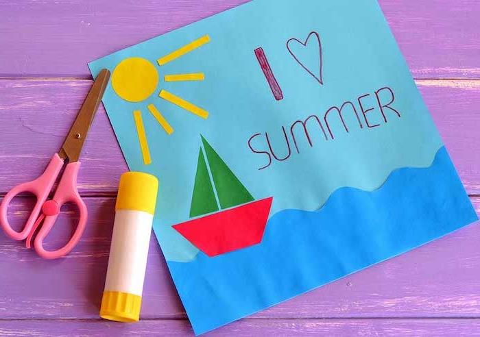 Kağıtta tutkallı kolay manuel aktivite ile renkli kağıttan scrapbooking el yapımı manzara