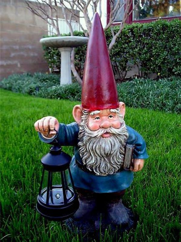 sodas-skulptūra-nykštukai-originalus-sodo dekoravimas-kaip-raudonai-skrybėlę