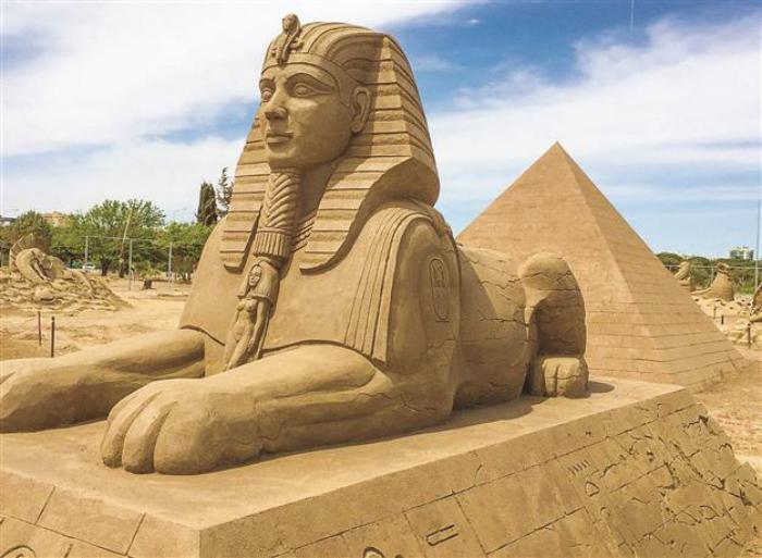 kip iz peska-Sfinga-in-piramide