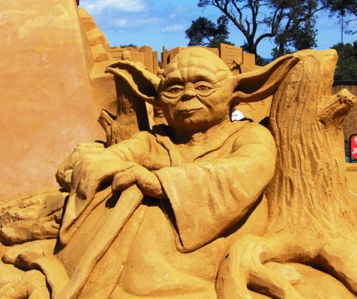 inspirational-sand-sculpture-Yoda-sand-art