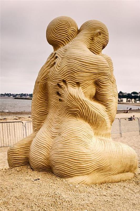 pesek-skulptura-priznanje-figur v pesku