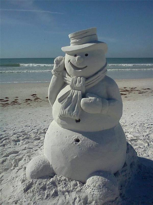 pesek-kiparstvo-snežak-na-plaži