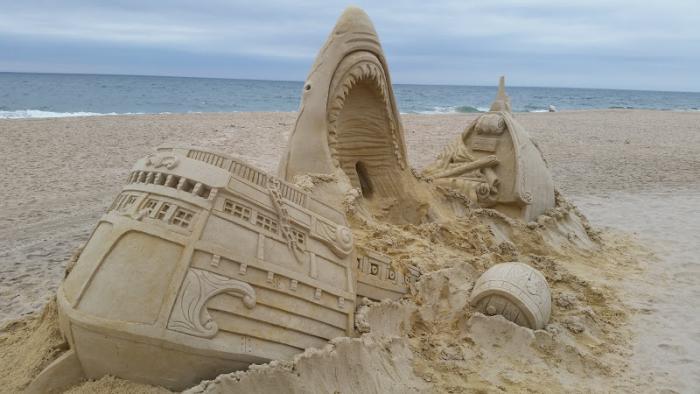 pesek-kiparstvo-čoln-padajo-v-morski pes-smrček