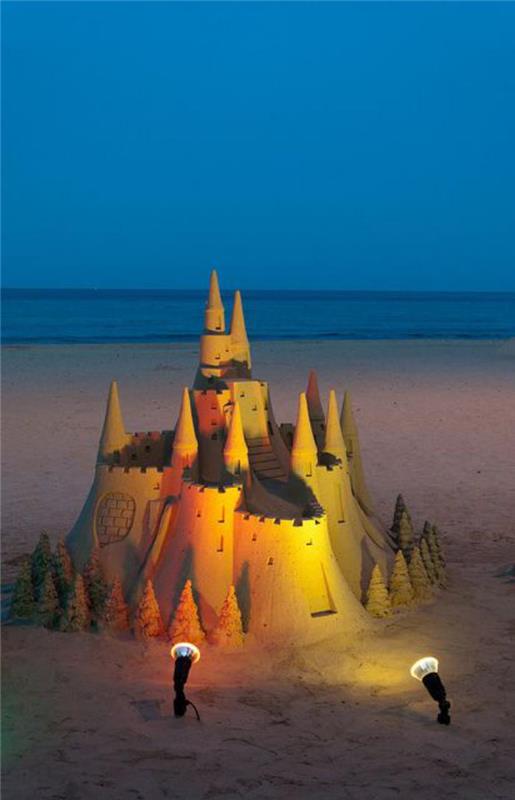 osvetljeno-grad-pesek-kiparstvo