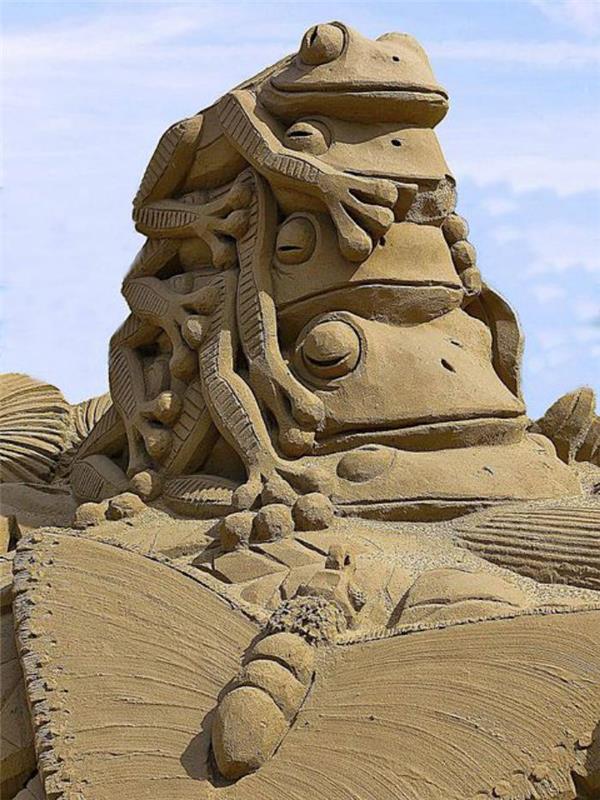 pesek-skulptura-žab-in-metulja