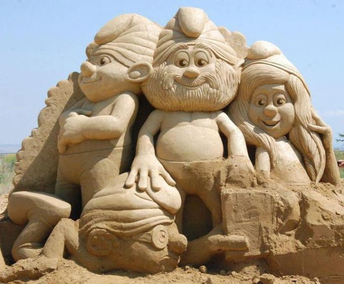 pesek-skulptura-junakov-iz-otroških filmov
