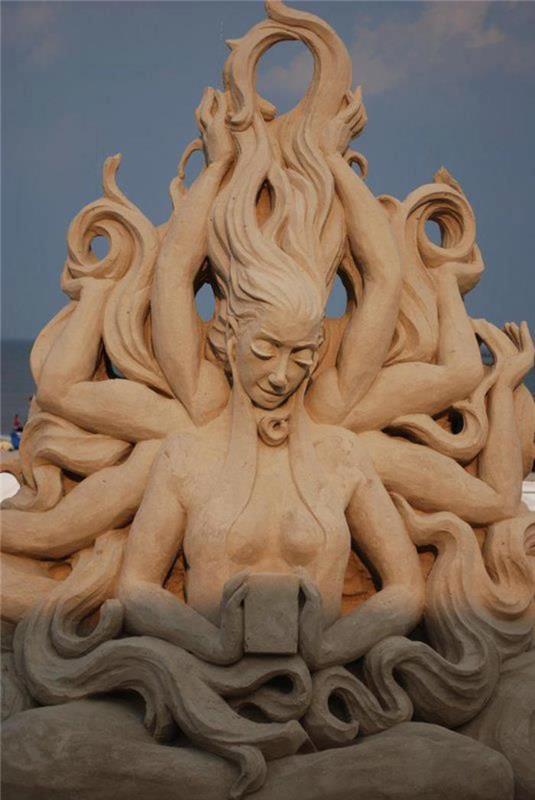pesek-skulptura-mitskih bitij-iz peska