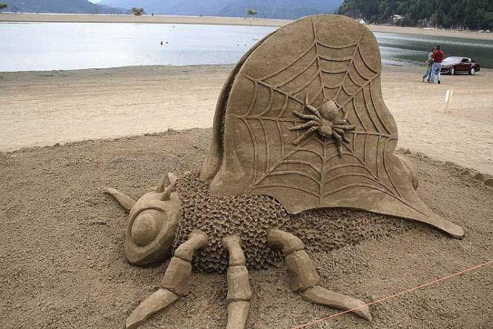 pesek-skulptura-absurdne figure-v-pesku