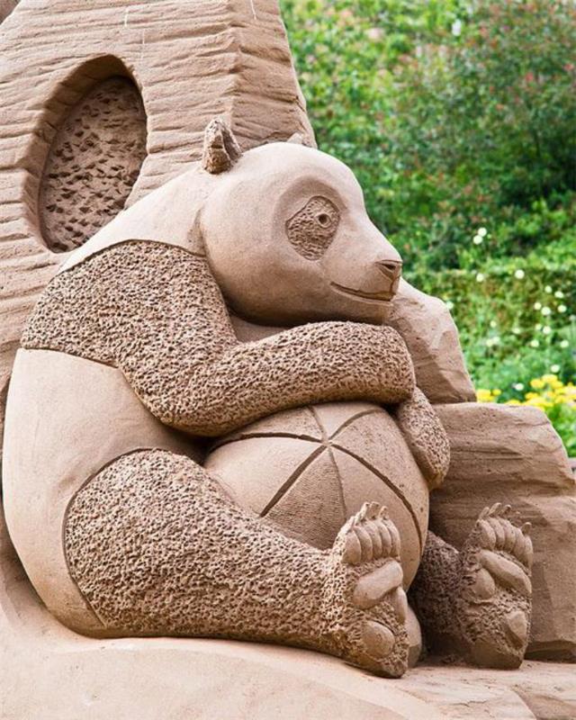 velika-simpatična-panda-peščena skulptura