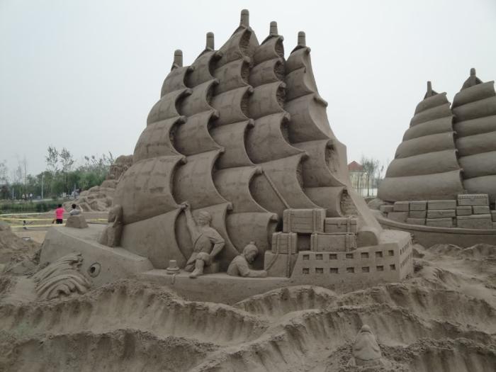 kip iz peska-morje-in-čolni