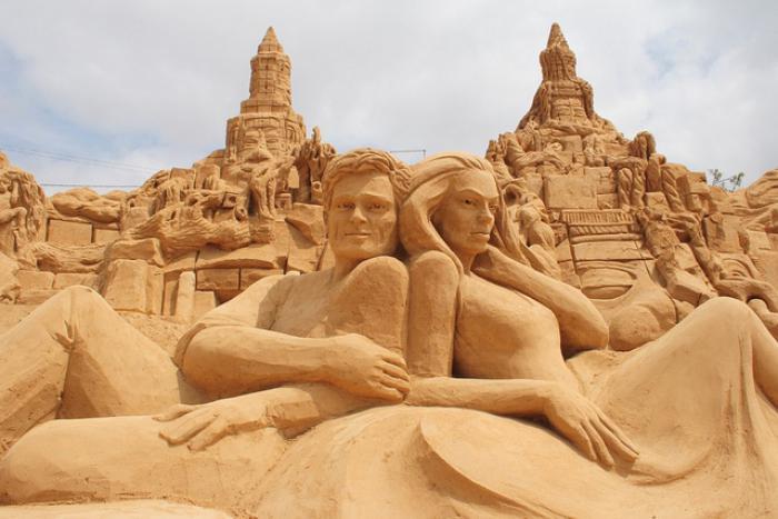 pesek-skulptura-princ-in-princesa-v-pesku
