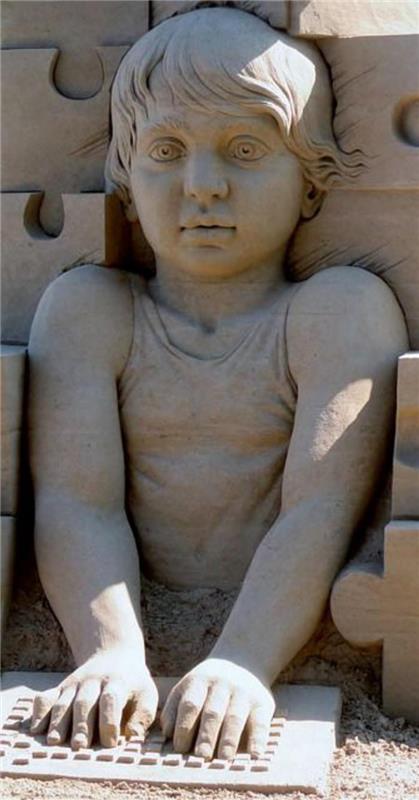kip iz peska-otrok-pred-računalnikom