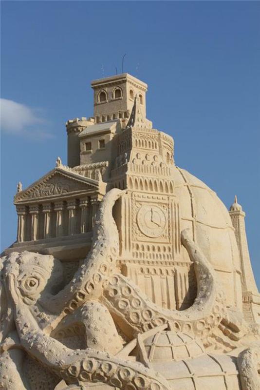 peščena skulptura-hobotnica-vdre v mesto