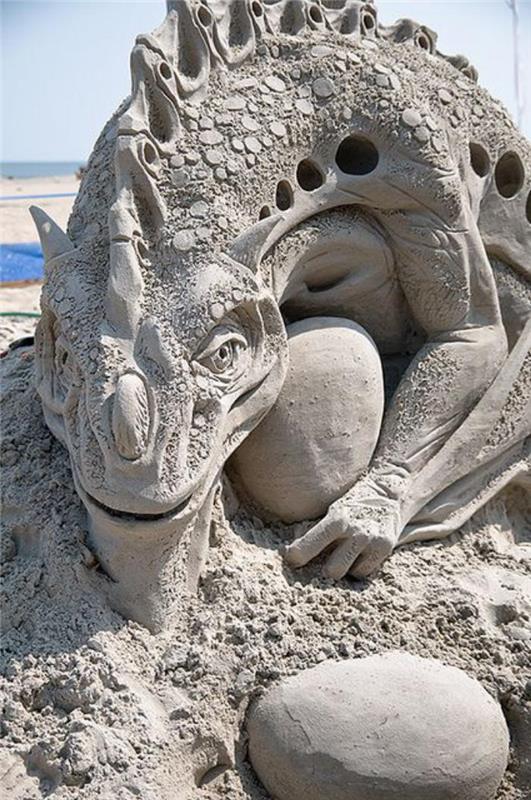 pesek-kiparstvo-ogromen-kuščar-z-jajci
