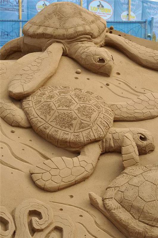 pesek-skulptura-morske želve-na pesku