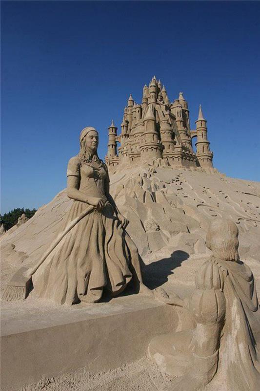 pesek-skulptura-grad-s-njegovo-kraljico