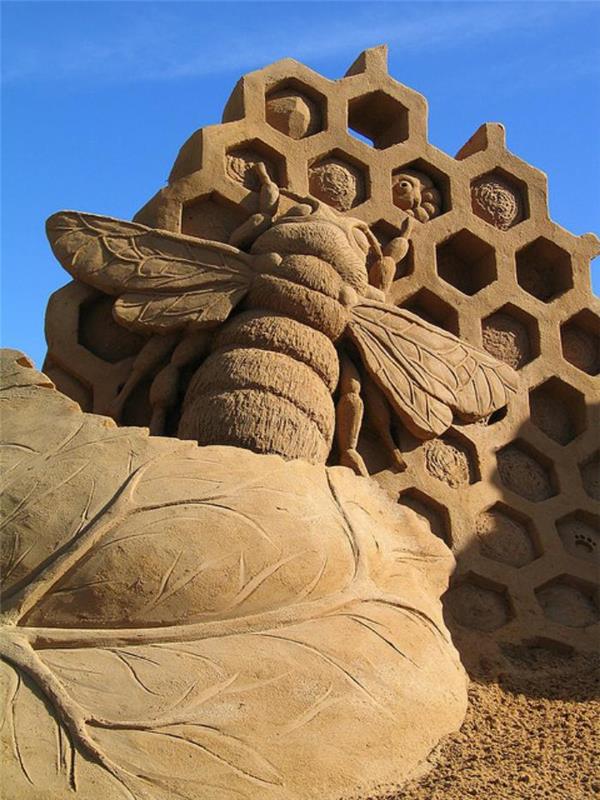 pesek-skulptura-čebela-na-delu
