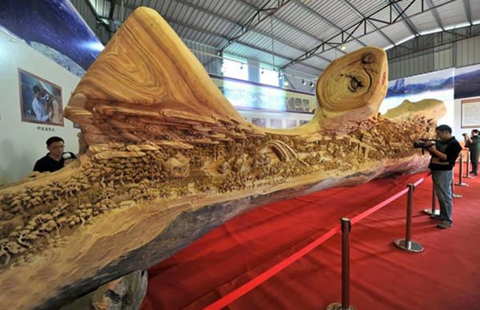 Zheng-Chunhui-rezbarjenje-slika-na-velikem-lesu