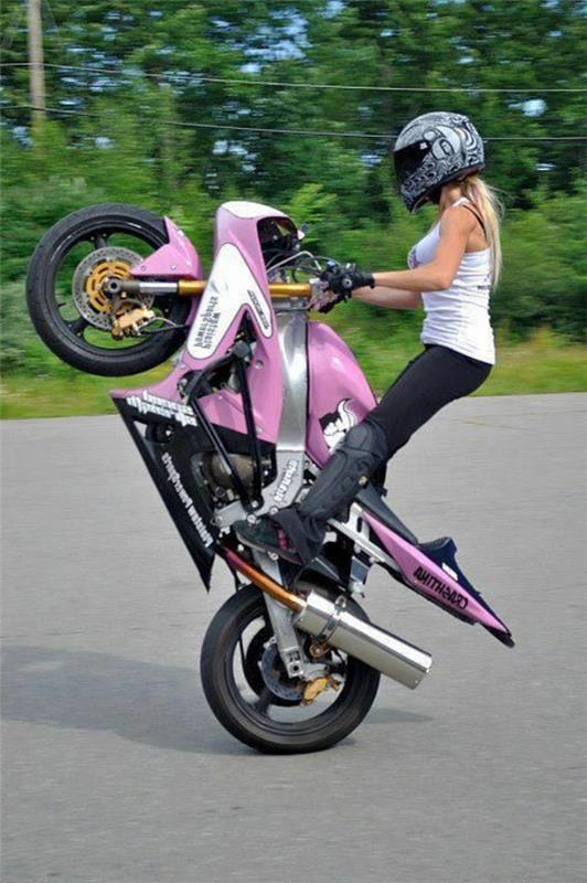 saugumas kelyje-motociklas-pavara-moteris-motociklas-rožinė