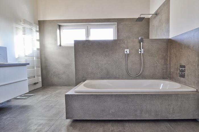 çimento efektli karo zemin üzerinde duş duvarı ve küvet çerçevesi için gri mumlu beton