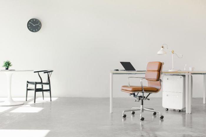atsikratykite nereikalingų baldų, kad galėtumėte saugiai dirbti įmonėje balti biuro baldai rudi odiniai foteliai